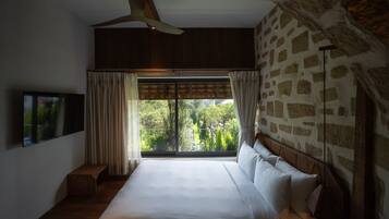 Deluxe Double Room, 1 Queen Bed, Bathtub, City View | Minibar, in-room safe, desk, blackout drapes