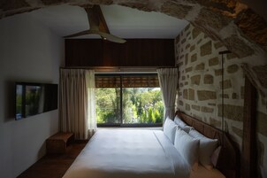 Deluxe Double Room, 1 Queen Bed, Bathtub, City View | Minibar, in-room safe, desk, blackout drapes