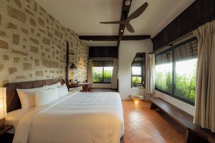 Elite Double Room, 1 King Bed, Bathtub, Garden View | Minibar, in-room safe, desk, blackout drapes