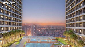 Un hotel moderno con piscina en la azotea, rodeado de rascacielos, que ofrece vistas panorámicas de la ciudad.