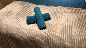 A bedroom with a bed, pillows, and a rolled-up towel. - Central location 2-Bed Apartment in Maidstone (Maidstone)