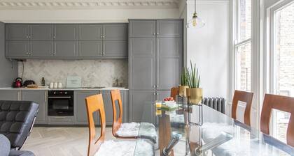 4-Bed Flat in West London, Sleeps 8, 8 min to Tube