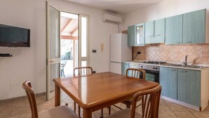Fridge, oven, cookware/dishes/utensils - Apartment Giove by Interhome (Torre Vado)