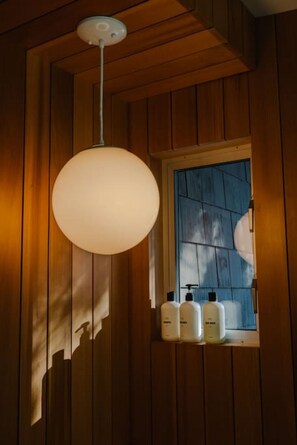 Douche, séchoir à cheveux, serviettes fournies, shampooing