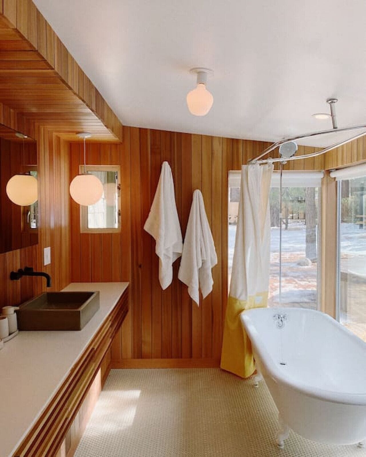 Een douche, een haardroger, handdoeken, shampoo