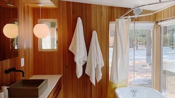 Een douche, een haardroger, handdoeken, shampoo