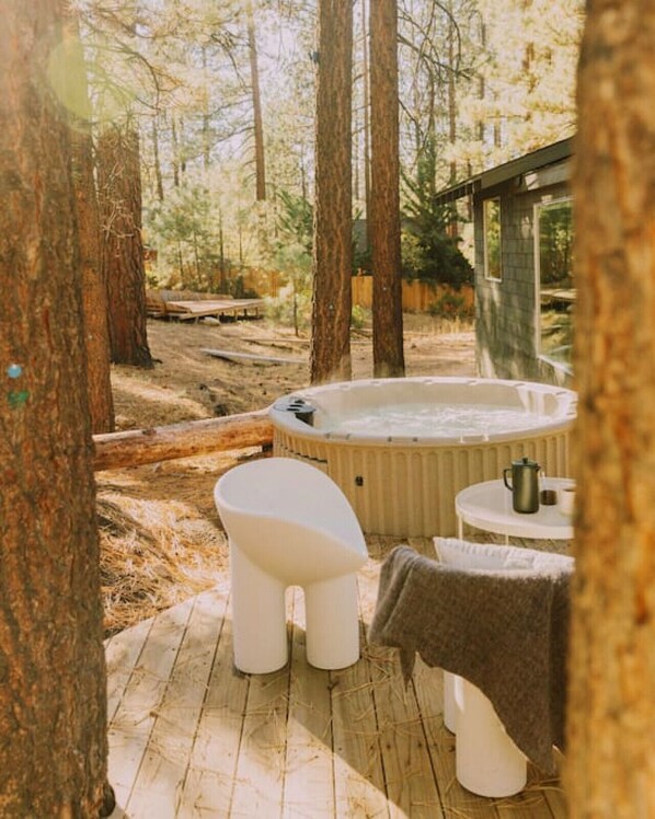 Outdoor spa tub - Colorado Lodge  / C4 (Big Bear Lake)