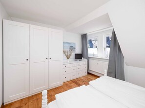 2 bedrooms, iron/ironing board, WiFi