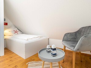 2 bedrooms, iron/ironing board, WiFi - Haus Lotte, Wohnung 2 - Gemütliche 3-zimmerwohnung im Obergeschoss auf ca. 65 m², für bis zu 5 (Sylt)