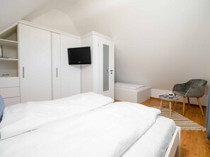 2 bedrooms, iron/ironing board, WiFi