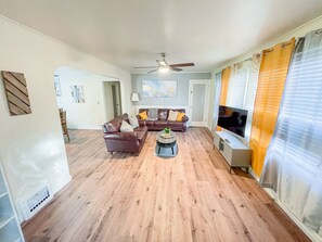 Living area - Cozy Home In the Terrace Heights Country Club area. Pet Friendly (Yakima)