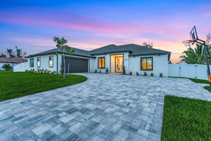 Exterior - OUTDOOR KITCHEN, TIKI, HALF BASKETBALL COURT, KAYAKS, BIKES - Villa Nautical Paradise (Cape Coral)