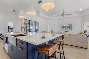 Interior - OUTDOOR KITCHEN, TIKI, HALF BASKETBALL COURT, KAYAKS, BIKES - Villa Nautical Paradise (Cape Coral)