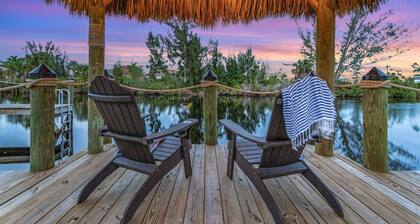 OUTDOOR KITCHEN, TIKI, HALF BASKETBALL COURT, KAYAKS, BIKES - Villa Nautical Paradise
