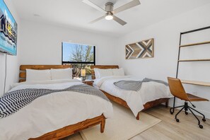 5 bedrooms, iron/ironing board, WiFi, bed sheets - OUTDOOR KITCHEN, TIKI, HALF BASKETBALL COURT, KAYAKS, BIKES - Villa Nautical Paradise (Cape Coral)