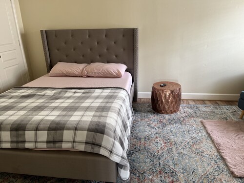 Nice luxurious queen bedroom stay at blue water lake 🏡 in center of Sugar land.