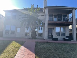 Exterior - Nice luxurious queen bedroom stay at blue water lake 🏡 in center of Sugar land. (Sugar Land)