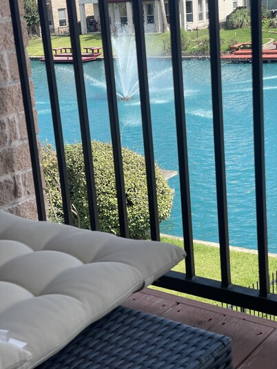 Nice luxurious queen bedroom stay at blue water lake 🏡 in center of Sugar land.