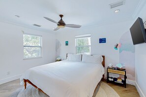 2 bedrooms, Internet, bed sheets - Updated home near beach/golf with private yard, firepit, & home office (Naples)