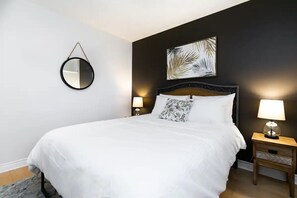 3 bedrooms, iron/ironing board, free WiFi, bed sheets - The Royal Bay Getaway (Victoria)