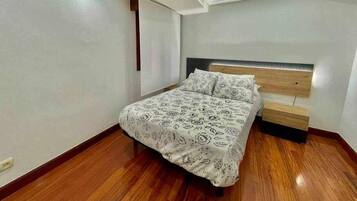 1 slaapkamer, een strijkplank/strijkijzer, reisbedje, beddengoed