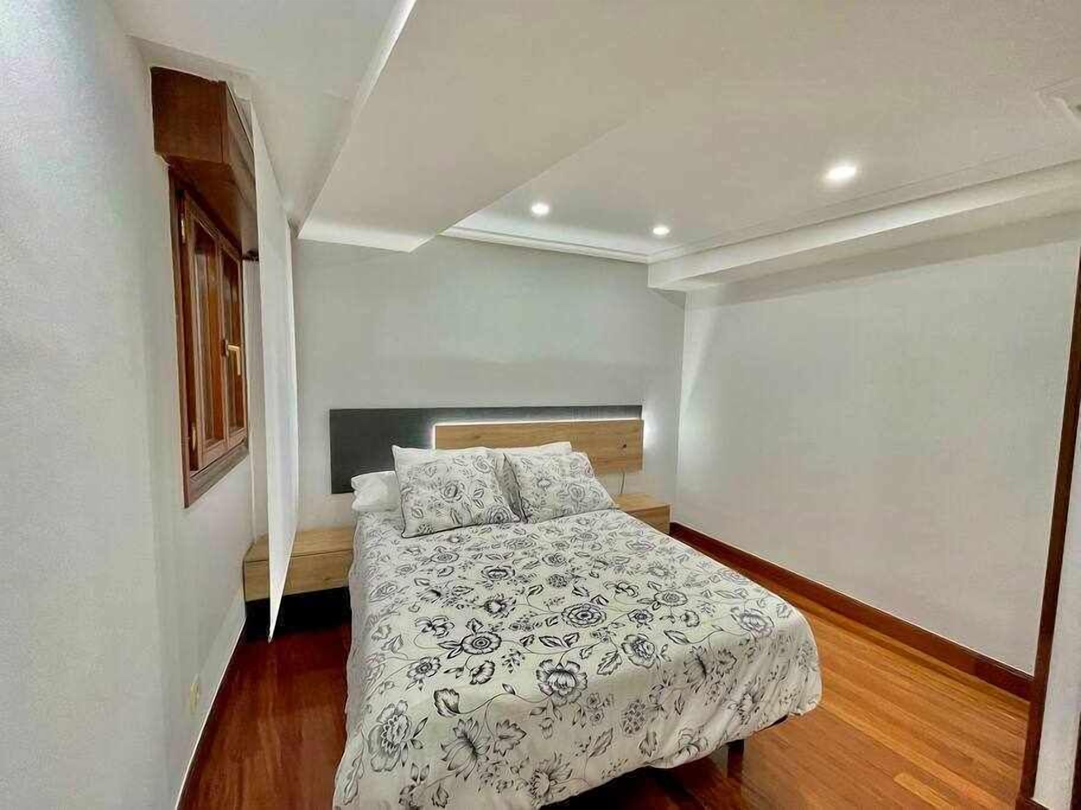 1 dormitorio, tabla de planchar con plancha, cuna de viaje