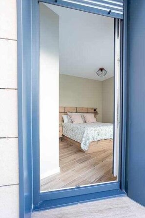 2 habitaciones, tabla de planchar con plancha y cuna de viaje 