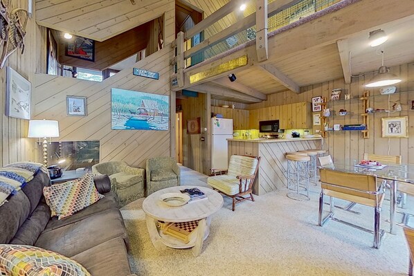 TV, fireplace, foosball, table tennis - 3-story condo near skiing with Ping-Pong, foosball, fireplace, balcony, & W/D (North Conway)