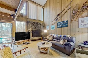 TV, fireplace, foosball, table tennis - 3-story condo near skiing with Ping-Pong, foosball, fireplace, balcony, & W/D (North Conway)