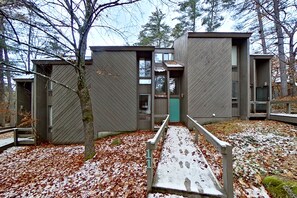 Exterior - 3-story condo near skiing with Ping-Pong, foosball, fireplace, balcony, & W/D (North Conway)