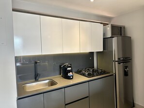 ميكروويف، موقد طهي مسطح، ماكينة لصنع القهوة/الشاي، خلاط