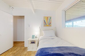 3 bedrooms, desk, internet, bed sheets