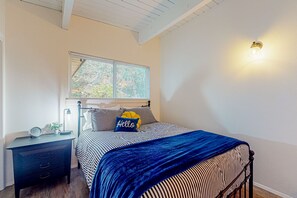 3 soverom, skrivebord, internettilgang og sengetøy