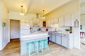 Kjøleskap, mikrobølgeovn, ovn og kokeplater