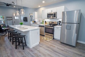 House - Escape to 4BR 3BA Brand New Downtown Home (San Antonio)