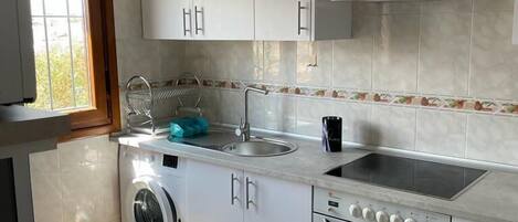 Cafetera o tetera y utensilios de cocina