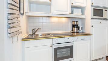 Wasserkocher mit Kaffee-/Teezubehör, Kühlschrank, Mikrowelle, Ofen