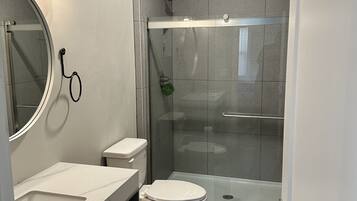 Douche, sèche-cheveux, serviettes fournies, savon