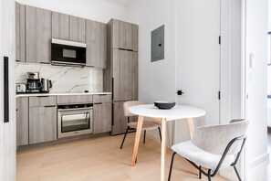 冷蔵庫、電子レンジ、オーブン、コンロ