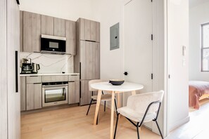 Geladeira, micro-ondas, fogão, cooktop