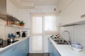 Fridge, microwave, oven, stovetop - Apartment 3 bedrooms 4 pax in the city center - FREE WIFI (Barcelona)