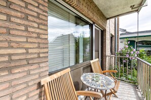 Outdoor dining - Apartment 'Ferienwohnung Heike' with Balcony and Wi-Fi (Willich)