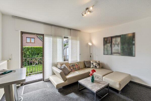 TV - Apartment 'Ferienwohnung Heike' with Balcony and Wi-Fi (Willich)