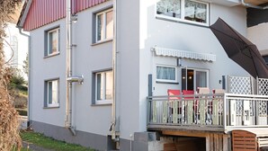 Un bâtiment à deux étages doté d’un balcon, d’une porte et d’une fenêtre.