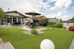 Outdoor dining - Chalet 'Mini Villa' directly on the Moselle with WiFi and air conditioning (Koblenz)