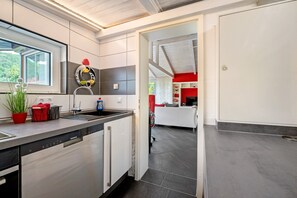 Fridge, microwave, oven, stovetop - Chalet 'Mini Villa' directly on the Moselle with WiFi and air conditioning (Koblenz)