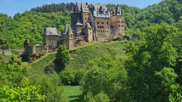 Una estructura que recuerda a un castillo, rodeada de abundante vegetación.