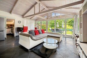 TV, fireplace - Chalet 'Mini Villa' directly on the Moselle with WiFi and air conditioning (Koblenz)