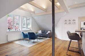 Fernseher, DVD-Player, Tischtennisplatte