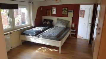 2 bedrooms, iron/ironing board, free WiFi, bed sheets